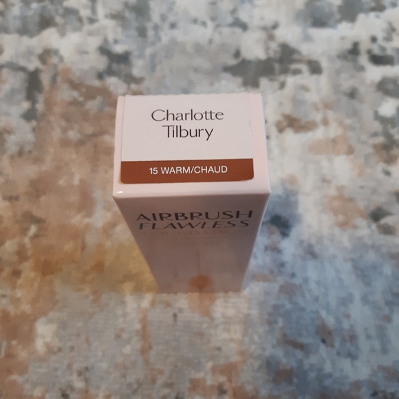 Charlotte Tilbury airbrush flawless foundation in Warm (15) - Picture 2 of 2